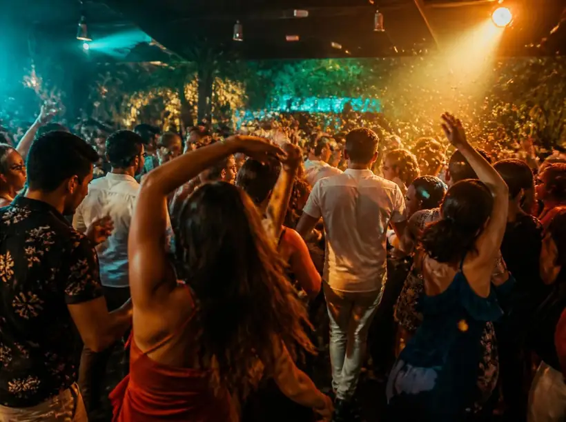 Pista llena con gente bailando en una fiesta